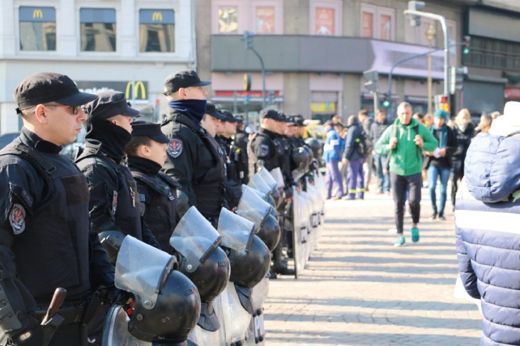 Con presencia policial, los movimientos populares brindaron una conferencia de prensa en el Obelisco