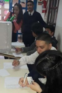 Escuela cooperativa realizó elecciones durante una muestra de saberes