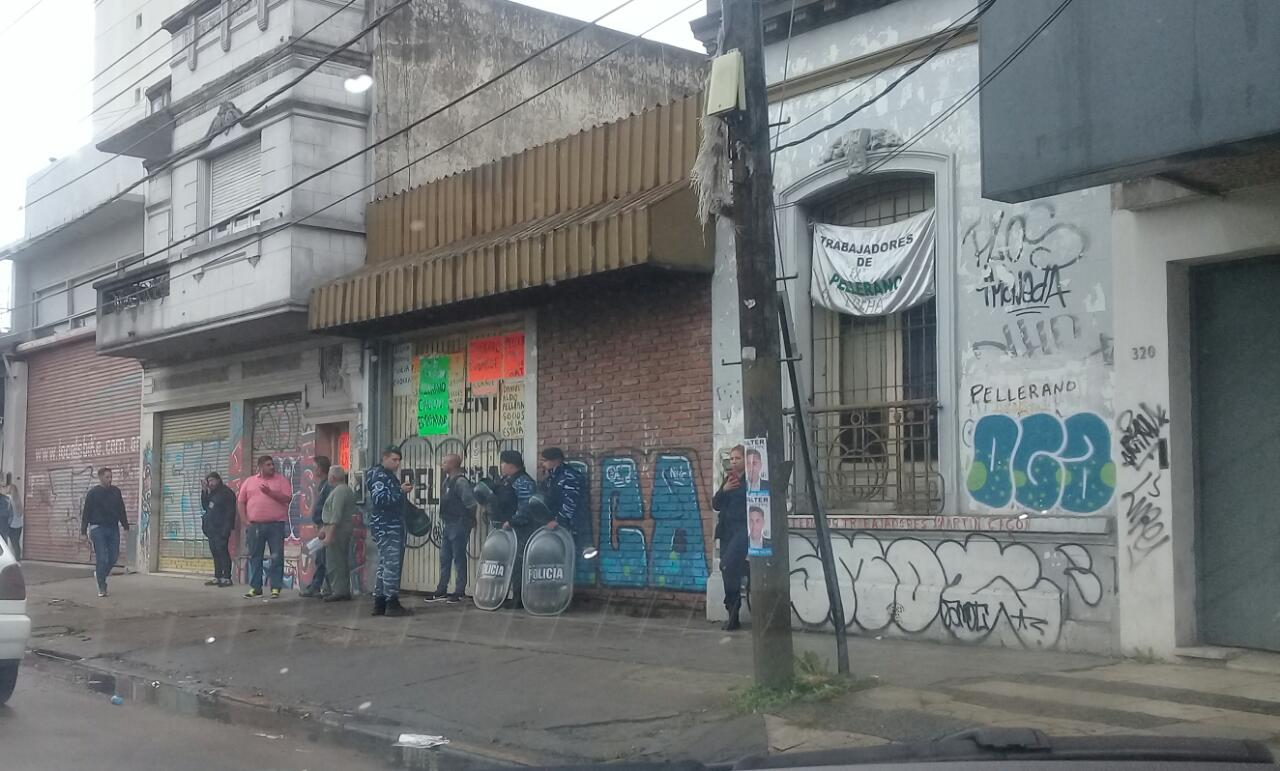 Desalojan cooperativa gráfica en Quilmes