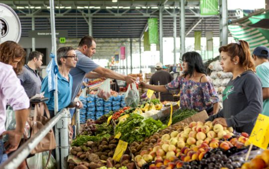 El consumidor de frutas y verduras pagó casi cuatro veces más de lo que recibió el productor
