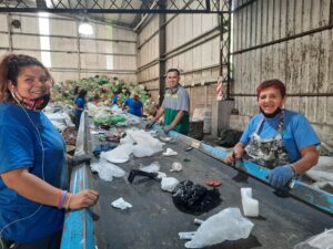 Creando Conciencia y Tetra Pak reciclan cartón a cambio de leche para comedores