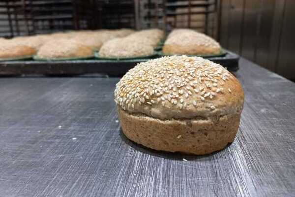 La cooperativa Perlecop creó el primer pan de hamburguesas hecho con harina de cerveza y llega a Temple Craft