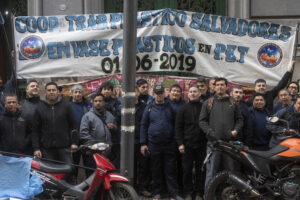 Trabajadores de la Cooperativa Plásticos Salvadores movilizaron para defender sus trabajos