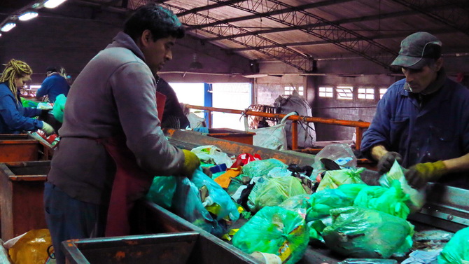 La cooperativa CURA, FACCyR y el MTE reclaman al municipio por destrozos en una planta de reciclado