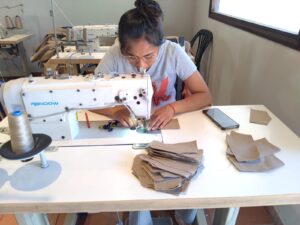 Dos cooperativas textiles de Salta confeccionarán 6500 equipos de trabajo para el sector tabacalero