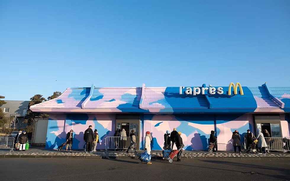Fachada intervenida artísticamente del antiguo McDonald's de Saint-Barthélemy, ahora sede de la cooperativa social L’Après M.