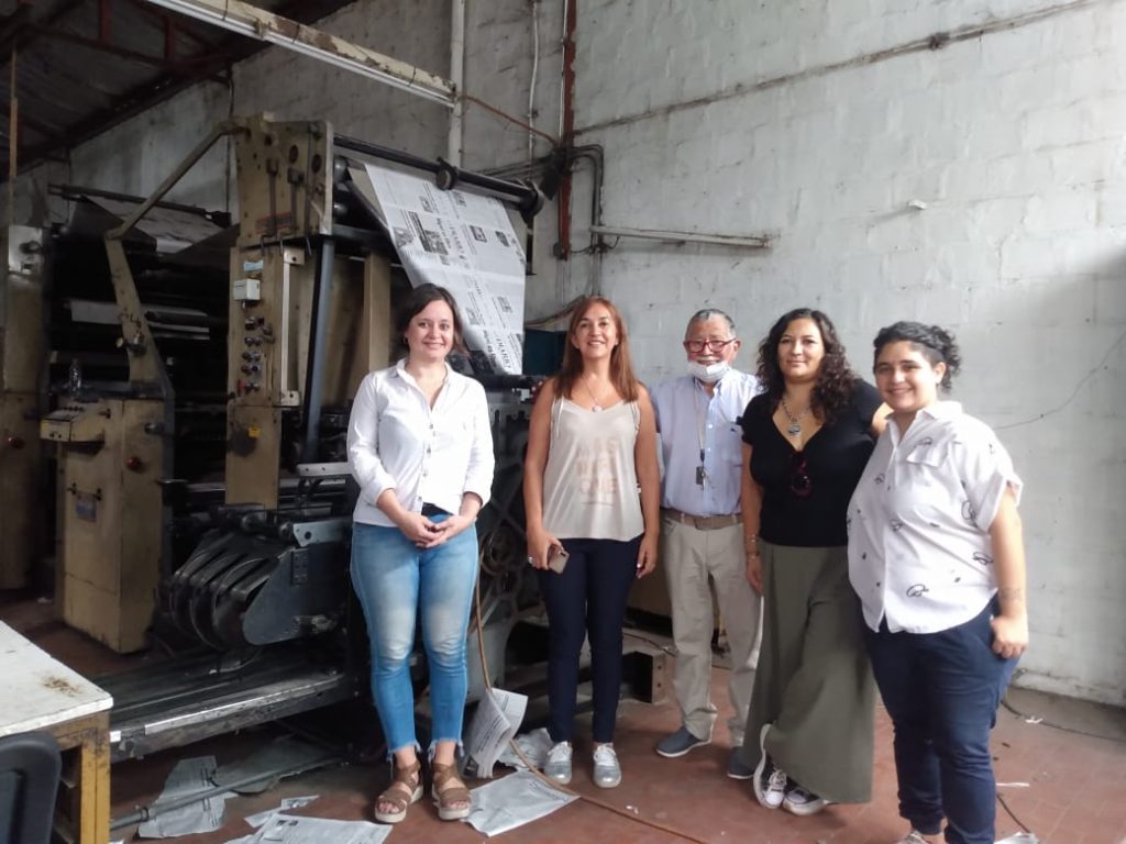 Ediht Encinas con mujeres trabajadoras de las ERT cooperativas La Prensa e Ininmbó, y el referente Ramón Ayala.