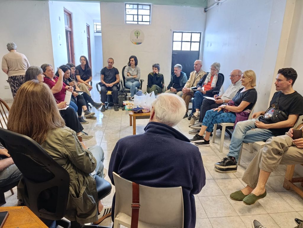 Referentes de las Ligas Agrarias conversan con integrantes de la economía social y solidaria en el depósito de Alimentos Cooperativos en San Martín.