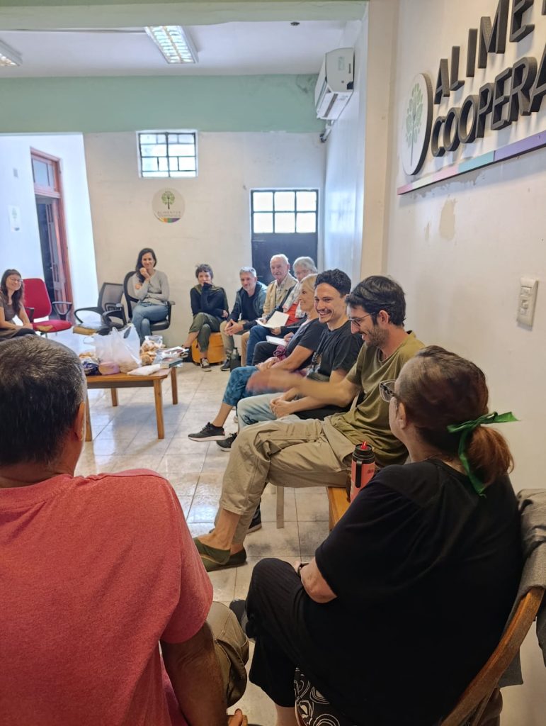 Referentes de las Ligas Agrarias conversan con integrantes de la economía social y solidaria en el depósito de Alimentos Cooperativos en San Martín.