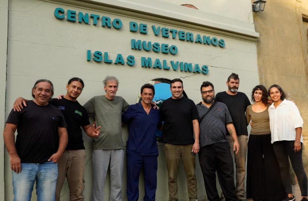 Autoridades del IPAC en el estudio de La Tropa, primera radio de Centros de Veteranos de Malvinas de Argentina en Marcos Paz
