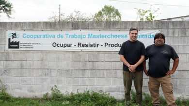 Gildo Onorato, presidente del IPAC, junto a un trabajador de la Cooperativa Mastercheese frente a la planta recuperada en Marcos Paz