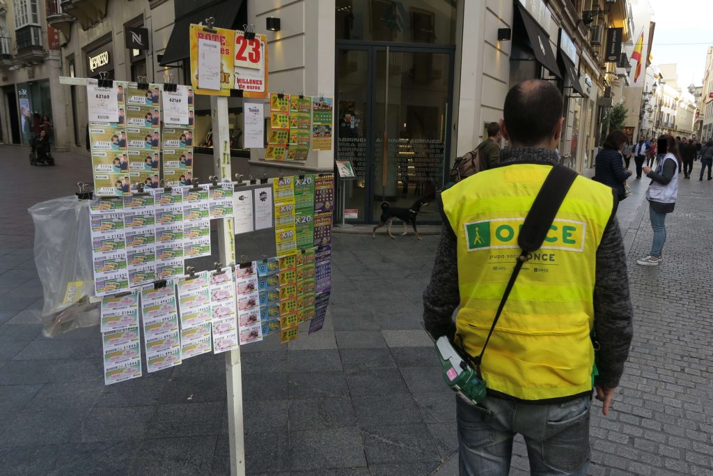 Un trabajador de la Organización Nacional de Ciegos Españoles