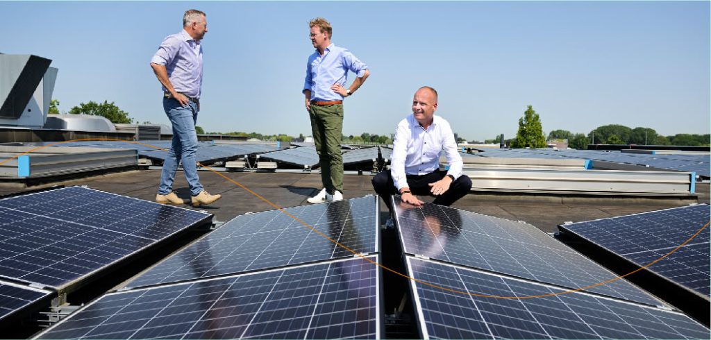 Técnicos de Rabobank: banco cooperativo inspeccionando una instalación de paneles solares para el reporte de instrumentos verdes