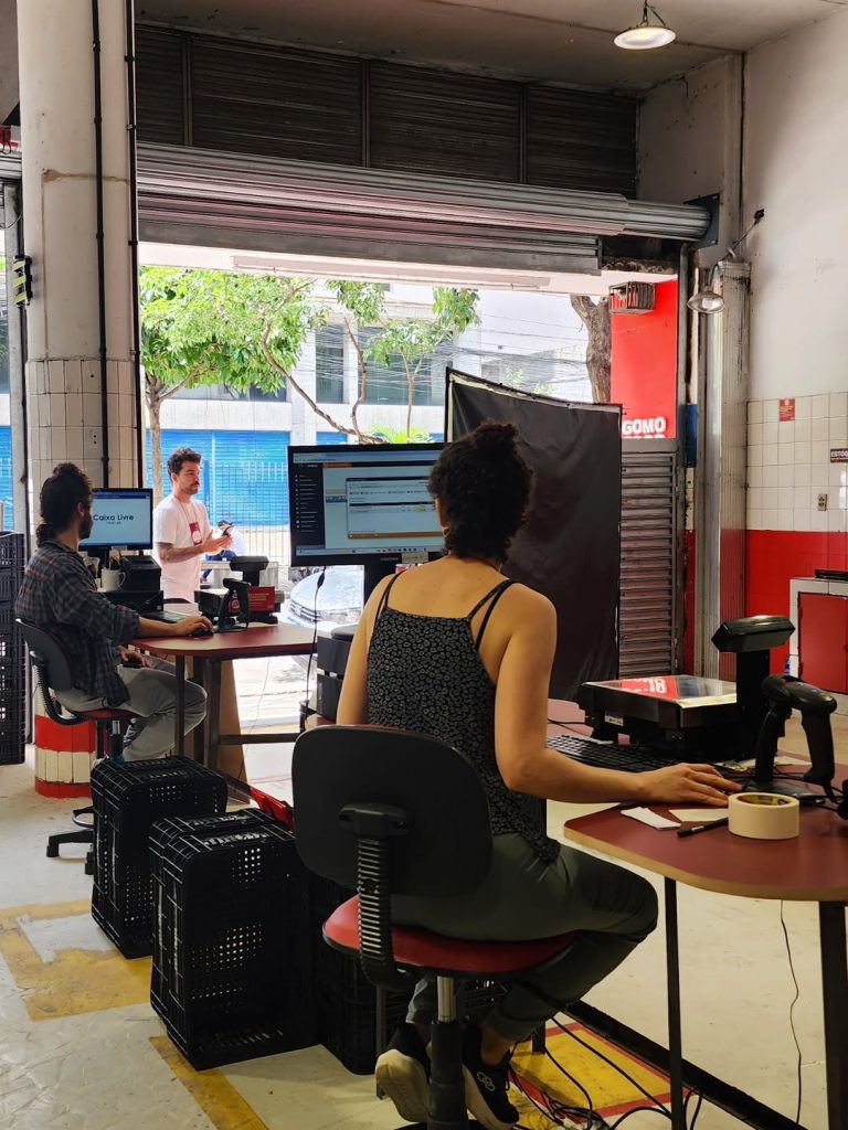 Trabajadores de Gomo Coop en turno de trabajo en las cajas registradoras del mercado cooperativo