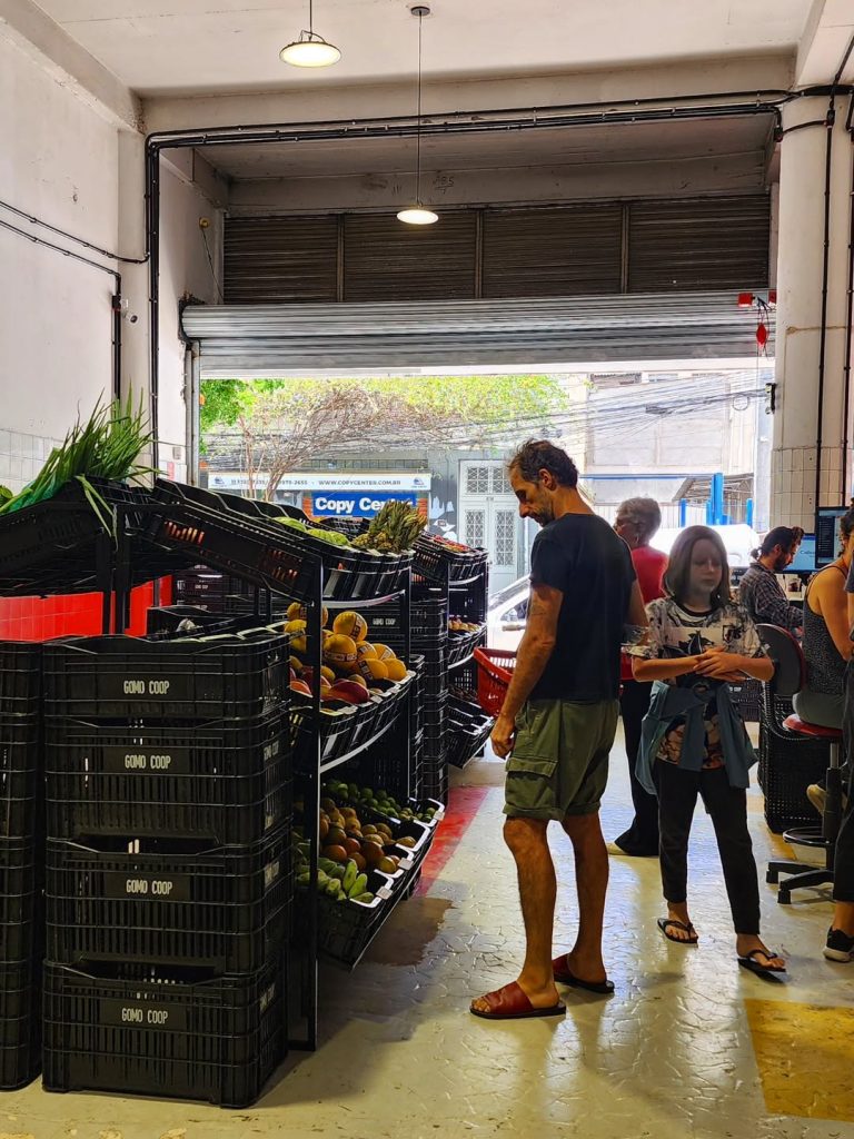 Socios del mercado cooperativo Gomo Coop en São Paulo seleccionan frutas frescas