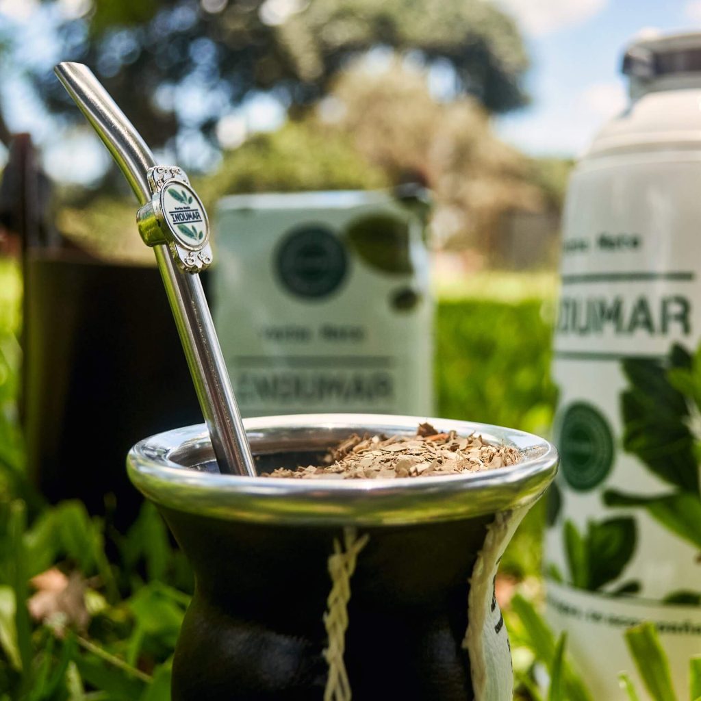 Mate tradicional e infusiones de yerba mate de la marca Indumar, producida por la Cooperativa Dos de Mayo.