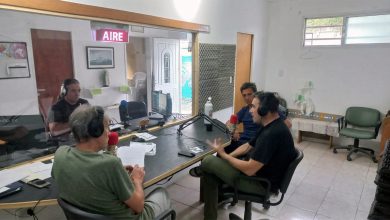 Integrantes de la Cooperativa Radio La Tropa transmitiendo en vivo desde su estudio en Marcos Paz