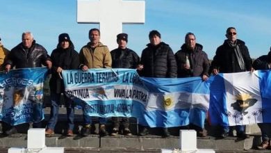 Excombatientes correntinos de Malvinas en el Cementerio de Darwin, frente a la cruz central, durante el viaje de sanación del contingente de agosto de 2025