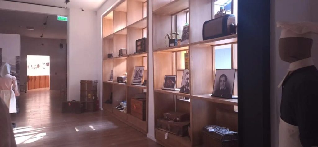 Interior del CICO con estanterías de madera y objetos históricos de la Cooperativa Obrera de Bahía Blanca