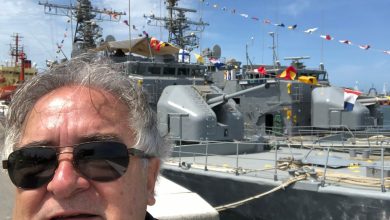Pablo Marín, veterano de Malvinas y Vocal Titular de FEMFASE, frente a un buque de la Armada Argentina