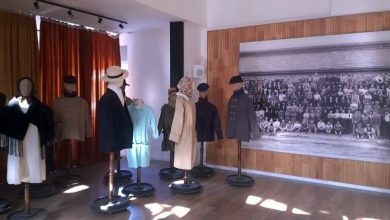 Sala de exhibición del CICO Cooperativa Obrera en Bahía Blanca con indumentaria histórica de época y fotografía grupal de los fundadores.