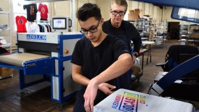 Trabajadores en los talleres de Worx Printing Co-op.