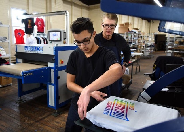 Trabajadores en los talleres de Worx Printing Co-op.