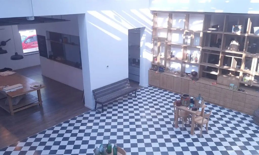 Vista general del Centro de Interpretación CICO de la Cooperativa Obrera en Santa Fe 391, Bahía Blanca, con piso damero y exhibición de objetos cooperativos