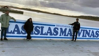 Periodistas de la Red de Medios Digitales con bandera argentina antes de viajar a la Vigilia por Malvinas en Río Grande, Tierra del Fuego