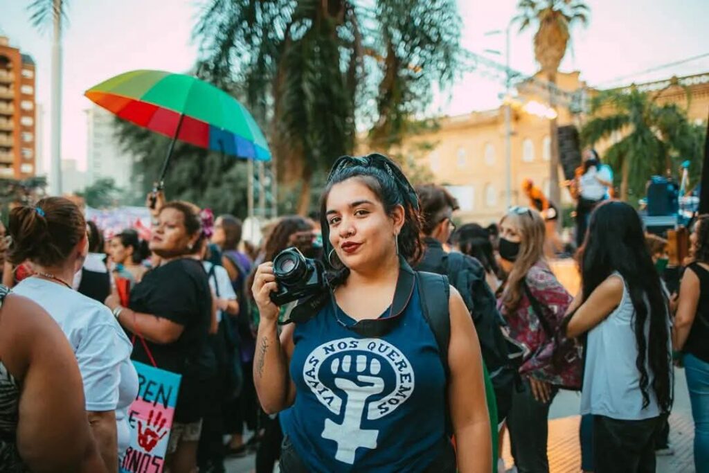 Priscila Pereyra, periodista de Periódicas, con cámara en mano durante una cobertura, representando a su medio en la Red de Medios Digitales