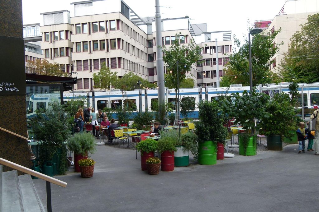 cooperativa Kalkbreite: conexión interna con tranvía local en Zurich. 
