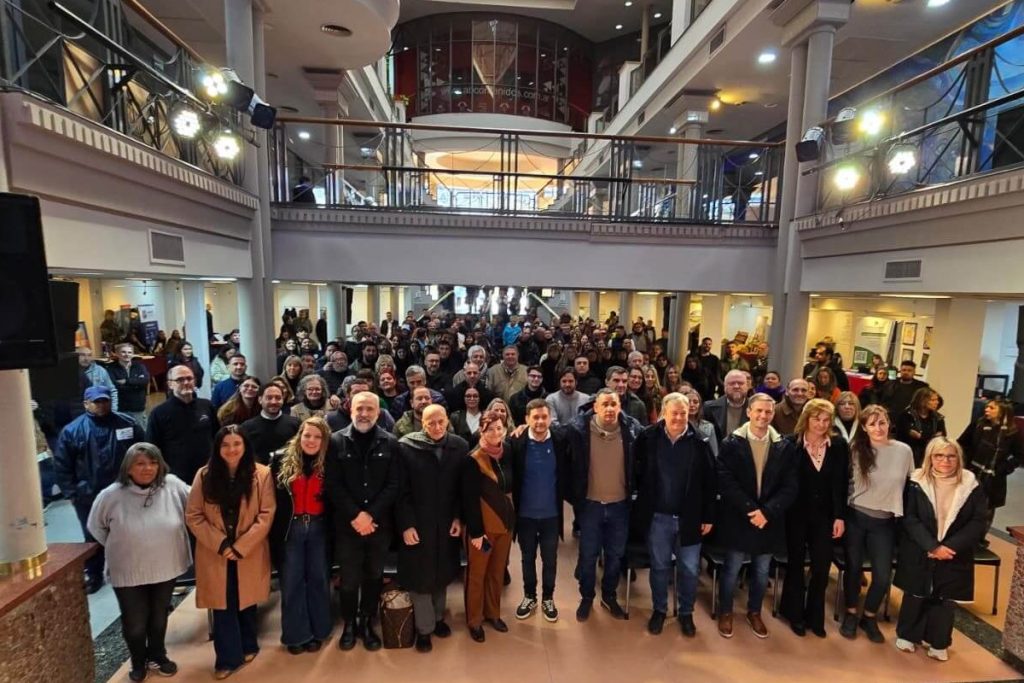 Foto grupal de referentes cooperativos de CONARCOOP, FUNCAT, PyMEs y funcionarios públicos bonaerenses en Almirante Brown.