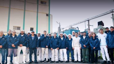 Trabajadores de la cooperativa Cotapa en la planta láctea.