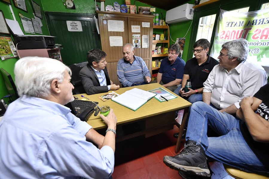 En su proyección nacional, Kicillof puso el foco en la crisis yerbatera y visitó una cooperativa en Misiones